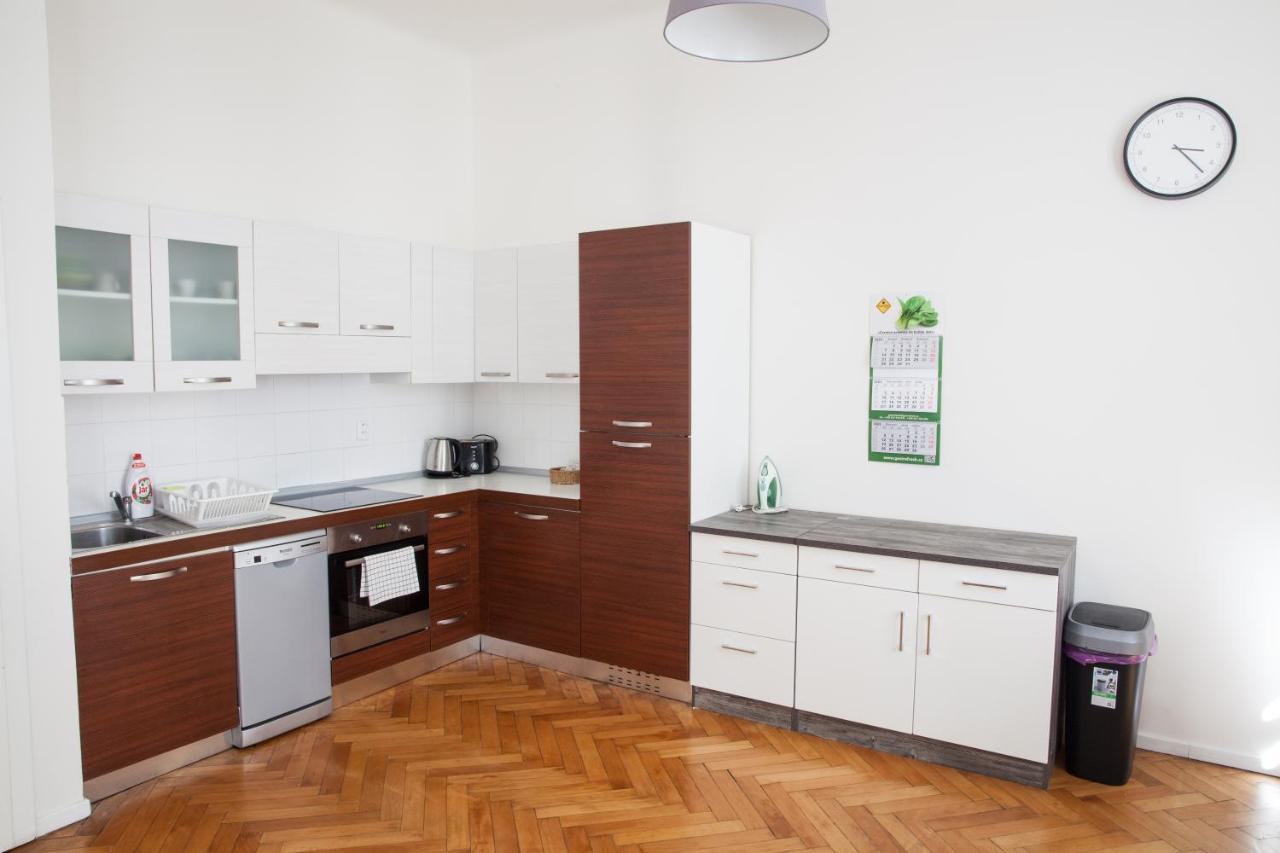 2B Pechackova Family Apartment With Balcony By The River Praga Exterior foto