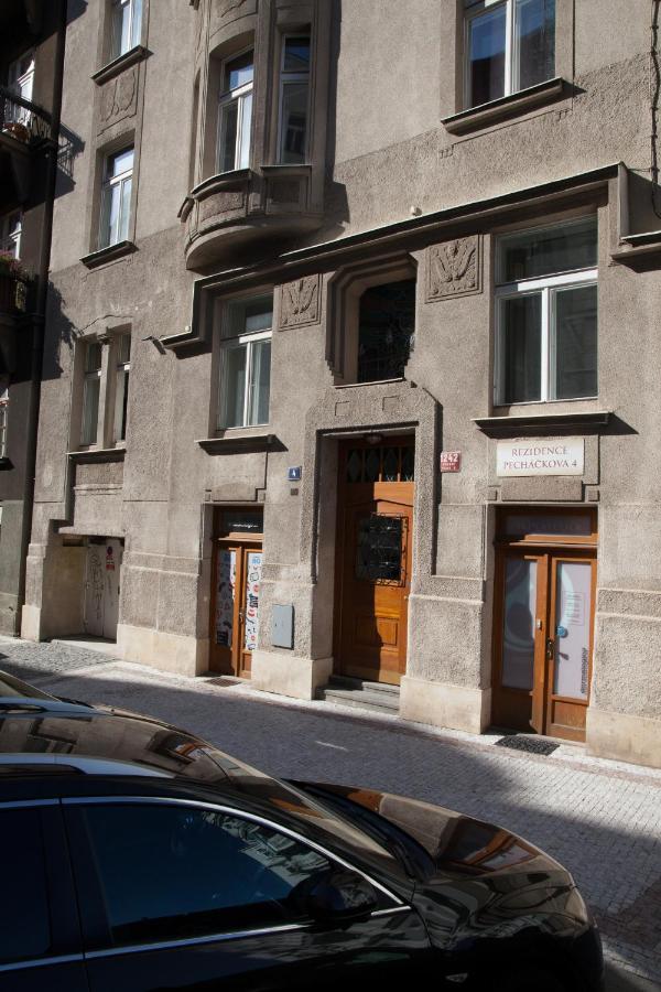 2B Pechackova Family Apartment With Balcony By The River Praga Exterior foto