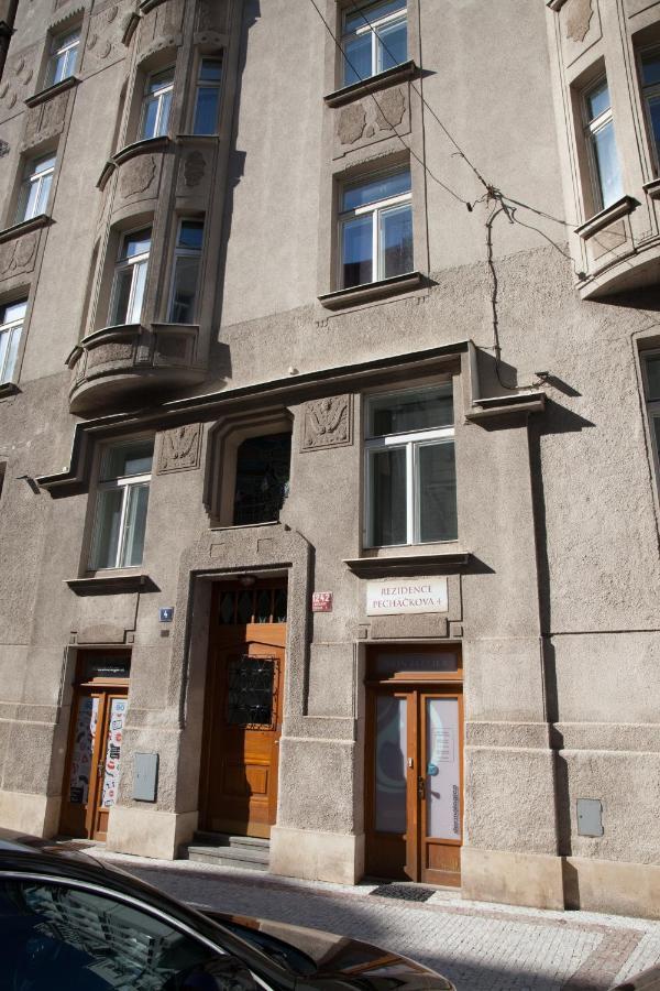 2B Pechackova Family Apartment With Balcony By The River Praga Exterior foto